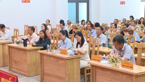 Buổi tiếp xúc cử tri có sự tham dự của một số sở, ngành, đơn vị liên quan và lãnh đạo địa phương