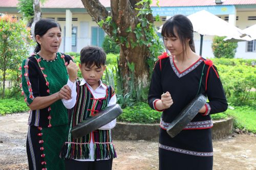 Nghệ nhân H’Măng dạy học sinh phường Đông Gia Nghĩa đánh chiêng