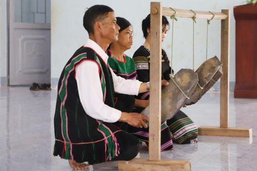 Nghệ nhân Ưu tú Điểu Gié (bên trái) mong muốn có thêm chính sách đãi ngộ cho các nghệ nhân chưa có danh hiệu