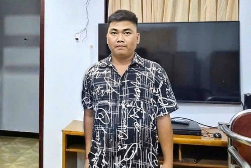 Đối tượng Phạm Văn Đời đến Công an xã Quảng Khê đầu thú để chấp hành án theo quy định