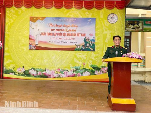 Ông Nguyễn Hồng Thắng, Chủ tịch Hội CCB phường Châu Sơn nói chuyện truyền thống với các học sinh Trường THCS Liêm Tuyền nhân kỷ niệm 81 năm Ngày thành lập Quân đội nhân dân Việt Nam.