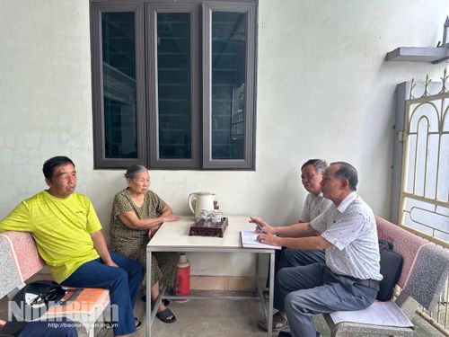 Lãnh đạo Hội Nạn nhân chất độc da cam/dioxin tỉnh thăm hỏi, rà soát hoàn cảnh và tâm tư, nguyện vọng của gia đình anh Nguyễn Thành Quang (phường Tam Điệp) trước khi triển khai hỗ trợ xây nhà.