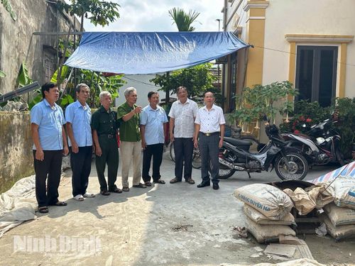 Đại diện Hội Nạn nhân chất độc da cam/dioxin tỉnh và chính quyền địa phương khảo sát thực tế việc triển khai xây nhà mới của ông Vũ Đình Nhạn (thôn Hạc Bổng, xã Yên Đồng).