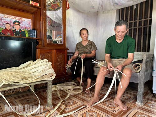 Dù sức khỏe suy giảm do bệnh tật và di chứng chiến tranh, vợ chồng ông Nguyễn Văn Tăng (xã Yên Đồng) vẫn gắng gượng làm nghề đan lát thủ công truyền thống để có thêm thu nhập trang trải cuộc sống và chăm sóc con gái.