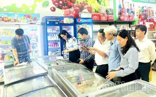 Đoàn kiểm tra của Chi cục ATTP kiểm tra một hộ kinh doanh thực phẩm tại khu Tân Thành, xã Cẩm Khê.