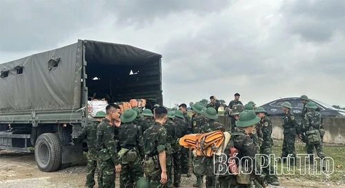 Lực lượng quân đội được huy động kịp thời để giúp dân.