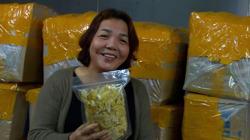  Chế biến gừng để làm mứt ở cơ sở Tuấn Tâm, thôn Mỹ Chánh, xã Nam Hải Lăng - Ảnh: P.T.L