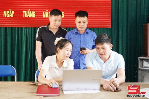 Nhân dân bản Nà Cẩu, xã Mường Bám, tham gia phong trào Bình dân học vụ số.