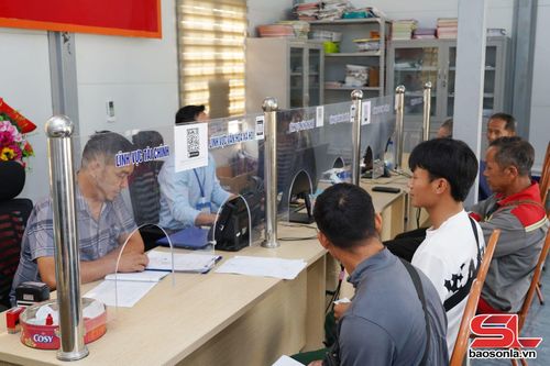 Giải quyết TTHC cho nhân dân tại Trung tâm phục vụ hành chính công xã Mường Bám.