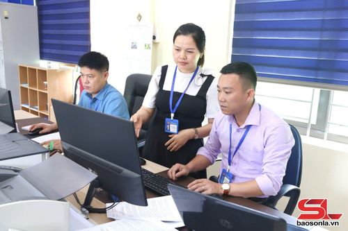 Cán bộ xã Mường Lạn ứng dụng công nghệ thông tin trong thực hiện công việc.