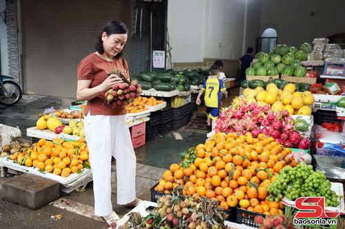 Vải Mường Bú được bày bán ở quán hoa quả bản Lầu, phường Tô Hiệu.