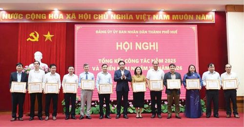 Ban Thường vụ Đảng ủy UBND thành phố khen thưởng các tập thể hoàn thành xuất sắc nhiệm vụ năm 2025