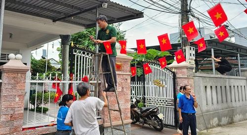Cán bộ tổ dân phố cùng các lực lượng trang hoàng đường xóm, ngõ kiệt