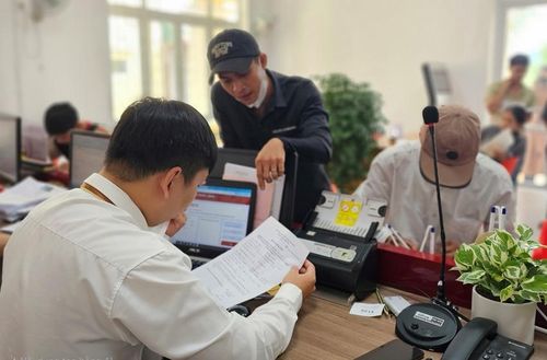 Người dân đến giao dịch giấy tờ tại Trung tâm Phục vụ hành chính công cấp xã