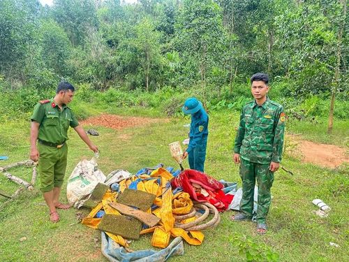  Tiêu hủy dụng cụ của các đối tượng khai thác vàng trái phép. Ảnh: Võ Hải