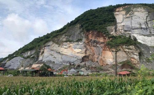 Theo đó, giao Sở Nông nghiệp và Môi trường chủ trì, phối hợp với Sở Xây dựng, Sở Công thương, Sở Nội vụ, UBND xã Cẩm Tú và các đơn vị liên quan kiểm tra toàn diện việc chấp hành các quy định của pháp luật về hoạt động khai thác khoáng sản, an toàn lao động. Giao UBND xã Cẩm Tú phối hợp chặt chẽ với Công an tỉnh, các lực lượng chức năng và Công ty TNHH Anh Tuấn tổ chức bảo vệ hiện trường, hỗ trợ công tác cứu hộ cứu nạn; đồng thời, kịp thời thăm hỏi, động viên gia đình các nạn nhân.