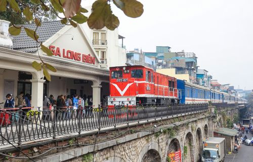 Cục Đường sắt Việt Nam đề xuất sửa đổi, bổ sung các quy định về cấp phép phương tiện, đường ngang, lái tàu... nhằm đẩy mạnh phân cấp, cắt giảm, đơn giản hóa các thủ tục hành chính (Ảnh minh họa: Tạ Hải).