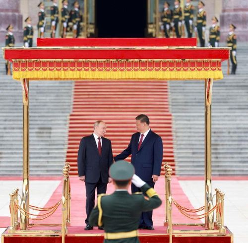 Chủ tịch Trung Quốc Tập Cận Bình và Tổng thống Nga Vladimir Putin trong lễ đón chính thức ngày 20/5. Ảnh: Tân Hoa Xã