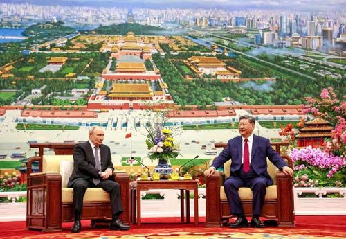 Chủ tịch Trung Quốc Tập Cận Bình và Tổng thống Nga Vladimir Putin tại bữa tiệc trà vào tối ngày 20/5. Ảnh: Tân Hoa Xã
