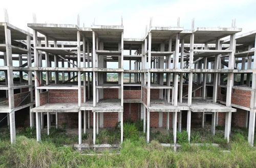 Một dự án nhà ở tại Đà Nẵng có tổng vốn hơn 700 tỷ đồng, quy mô ban đầu gần 16ha với 3.688 căn hộ và khoảng 300 lô đất ở dự kiến hoàn thành vào cuối năm 2012 nhưng đến nay vẫn trong tình trạng “đắp chiếu”. Ảnh: Kh.H