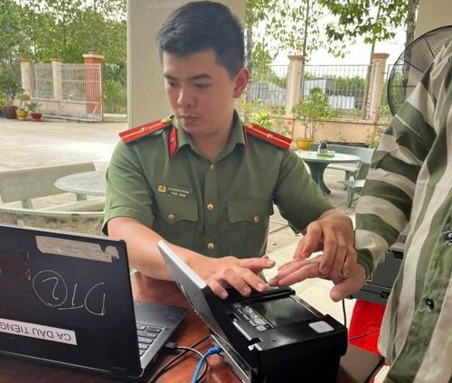 Công an xã Dầu Tiếng phối hợp với Phân trại tạm giam Dầu Tiếng (Trại tạm giam số 2) tổ chức cấp căn cước cho 9 trường hợp PN thuộc diện được đề nghị đặc xá năm 2026.