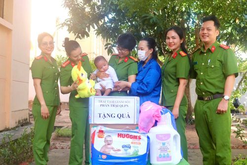 Lãnh đạo Trại tạm giam số 1 cùng đại diện các đoàn hội thăm, tặng quà cho các nữ can phạm đang nuôi con nhỏ tại buồng giam.