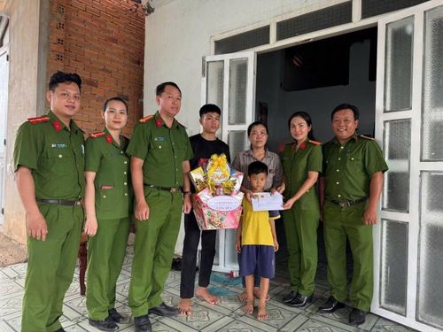 Thăm, tặng quà cho các gia đình phạm nhân có hoàn cảnh đặc biệt khó khăn có ý thức cải tạo tốt.
