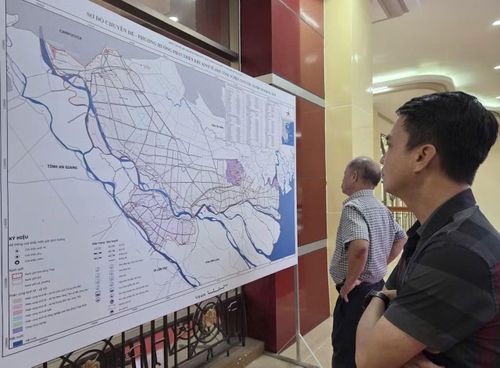 Đại biểu xem Sơ đồ chuyên đề - Phương hướng phát triển Khu kinh tế, Khu công nghiệp, Cụm công nghiệp tỉnh Đồng Tháp được điều chỉnh thời kỳ 2021-2030, tầm nhìn đến năm 2050.