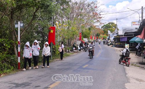 Ðịa bàn Ấp 19/5 hiện là nơi tập trung các điểm trường của xã Khánh Bình. (Trong ảnh: Học sinh xã Khánh Bình tan trường sau giờ học).