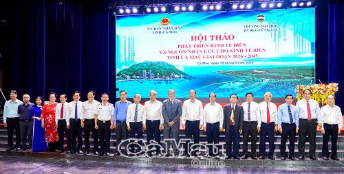 Sự tham gia của các chuyên gia mang đến nhiều góc nhìn mới cho định hướng phát triển logistics, năng lượng và kinh tế biển Cà Mau. Trong ảnh: Lãnh đạo tỉnh Cà Mau chụp ảnh lưu niệm cùng các chuyên gia tại hội thảo về phát triển kinh tế biển Cà Mau, sáng 19/5.