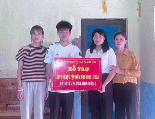 Ủy ban MTTQ Việt Nam xã Ứng Hòa trao hỗ trợ chi phí học tập tặng học sinh có hoàn cảnh khó khăn. Ảnh: Đức Duy
