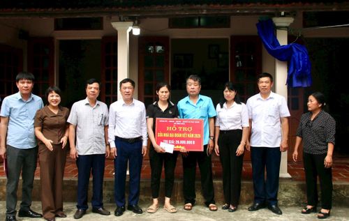 Lãnh đạo xã Ứng Hòa và Ủy ban MTTQ xã trao tiền hỗ trợ sửa nhà cho gia đình khó khăn. Ảnh: Đức Duy