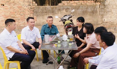 Cán bộ MTTQ xã Ứng Hòa phối hợp với chính quyền địa phương tuyên truyền, vận động các hộ dân bàn giao đất cho Nhà nước thực hiện dự án đường trục phía Nam tỉnh Hà Tây cũ (Cienco 5). Ảnh: Đức Duy