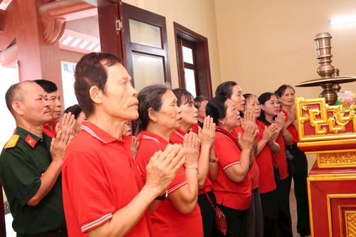 Hội Chữ thập đỏ phường Thanh Liệt đã tổ chức dâng hương tại Đình Thanh Ấm - nơi Chủ tịch Hồ Chí Minh thành lập Hội Chữ thập đỏ Việt Nam. Ảnh: PV