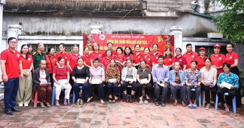 Hội Chữ thập đỏ phường Thanh Liệt trao tặng 20 suất quà cho người khuyết tật có hoàn cảnh khó khăn tại xã Vân Đình với tổng trị giá 10 triệu đồng.