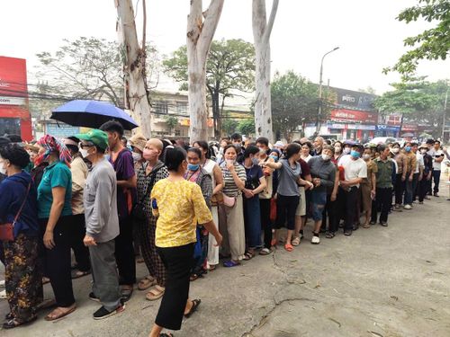 Một số hình ảnh bệnh nhân và người nhà có hoàn cảnh khó khăn nhận suất ăn miễn phí tại Bệnh viện K cơ sở Tân Triều. Ảnh: PV