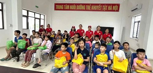 Hội Chữ thập đỏ phường Thanh Liệt thăm hỏi, tặng quà Trung tâm Nuôi dưỡng trẻ em khuyết tật Hà Nội với 128 suất nhu yếu phẩm, tổng trị giá 20 triệu đồng.