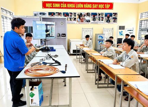 Một giờ học tại Trường Trung cấp nghề Tổng hợp Hà Nội. Ảnh: Lê Nguyễn