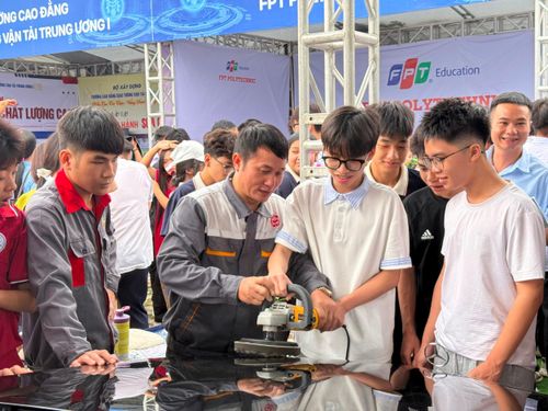 Ngành Công nghệ sơn ô tô của Trường Trung cấp nghề Giao thông công chính Hà Nội thu hút sự quan tâm của học sinh. Ảnh: Lê Nguyễn