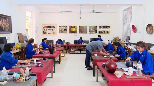Học nghề khảm trai tại Trường Trung cấp nghề Tổng hợp Hà Nội. Ảnh: CTV