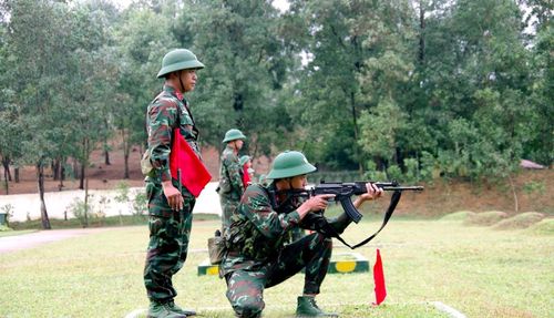 Chiến sĩ mới Trung đoàn 692, Sư đoàn Bộ binh 301 trong giờ huấn luyện bắn súng. Ảnh: Hữu Thu