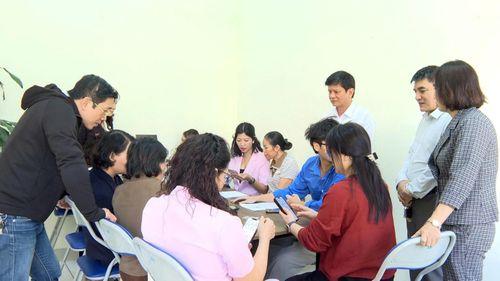 Người dân được tiếp cận, giải quyết thủ tục hành chính trực tiếp tại nhà văn hóa thôn. Ảnh: HĐ