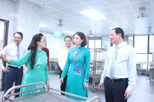 Phó Chủ tịch UBND thành phố Hà Nội Vũ Thu Hà tham quan cơ sở vật chất của Trường THCS Giảng Võ 2. Ảnh: MH