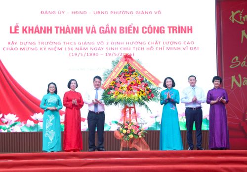 Lãnh đạo UBND thành phố Hà Nội tặng hoa chúc mừng phường Giảng Võ và Trường THCS Giảng Võ 2. Ảnh: MH