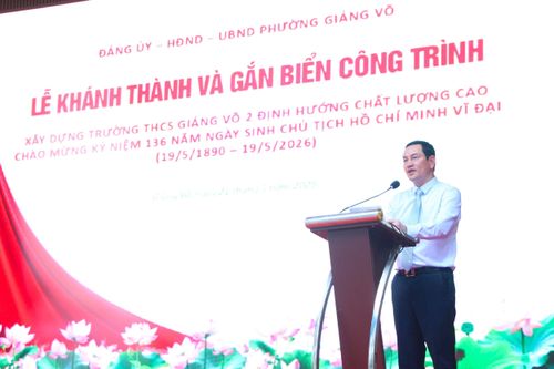 Chủ tịch UBND phường Giảng Võ Cồ Như Dũng phát biểu tại buổi lễ. Ảnh: MH