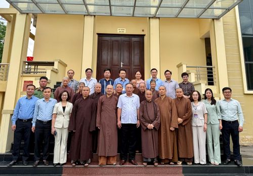 Lãnh đạo xã Đan Phượng chụp ảnh lưu niệm với các vị chức sắc Phật giáo trên địa bàn. Ảnh: Ngân Nguyễn