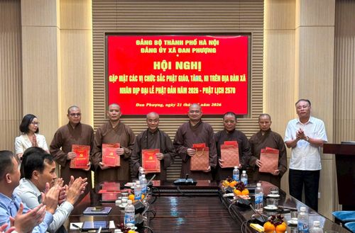 Bí thư Đảng ủy, Chủ tịch HĐND xã Đan Phượng Nguyễn Gia Hiển và Phó Bí thư Thường trực Đảng ủy xã Nguyễn Thị Hiền tặng quà các vị chức sắc Phật giáo. Ảnh: Ngân Nguyễn