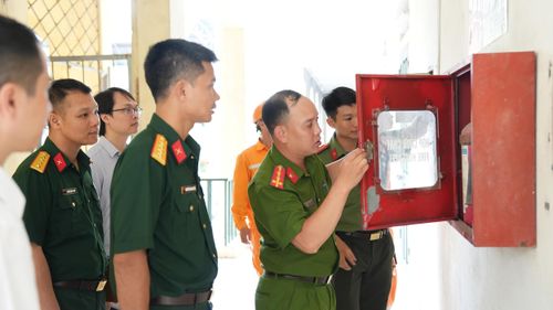 Kiểm tra các điều kiện về cơ sở vật chất tổ chức kỳ thi lớp 10 THPT năm học 2026-2027 tại điểm thi trường THCS Yên Sở. Ảnh: PN.