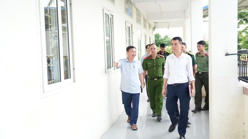 Đoàn kiểm tra công tác tổ chức kỳ thi tại Trường THPT Vạn Xuân – Hoài Đức. Ảnh: PN
