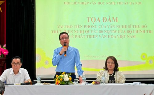 NSND Trần Quốc Chiêm, Chủ tịch Hội Liên hiệp văn học nghệ thuật Hà Nội phát biểu tại tọa đàm. Ảnh: Thụy Du